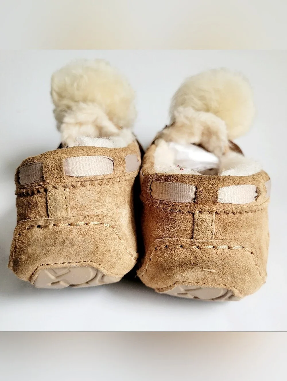 UGG Pom Pom Dakota Toscana Sheepskin Tan Suede Moccasin/Loafers/Slippers US 9